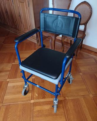 sedia a rotelle per anziani con WC