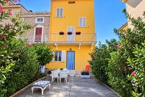 CASA SINGOLA IN CENTRO CON CORTE PRIVATA e POSTI A