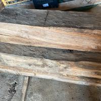 Travi vecchie in legno di rovere