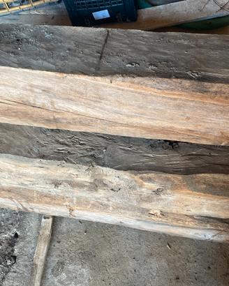 Travi vecchie in legno di rovere