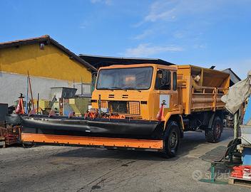 Acm 90 4x4 completo di spargisale e lama neve