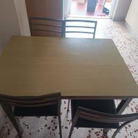 Tavolo da pranzo con 4 sedie