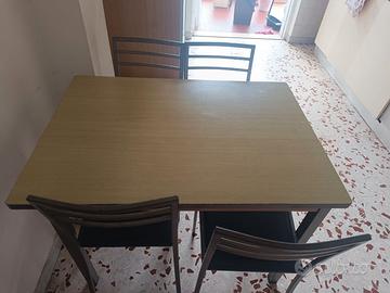 Tavolo da pranzo con 4 sedie