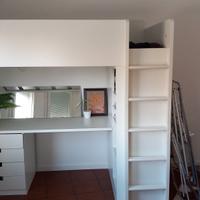 Lettino con la scrivania