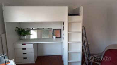 Lettino con la scrivania