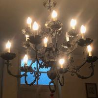 Lampadario in ferro battuto a 12 bracci