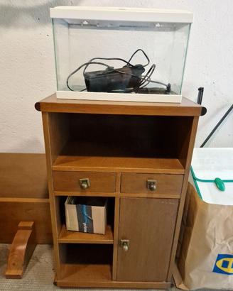 Mobiletto e acquario