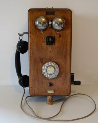 Telefono antico in legno delle FFSS