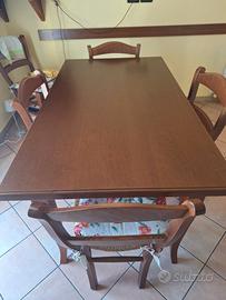 Tavolo da cucina con sedie