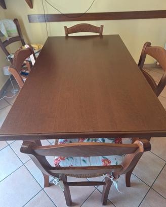 Tavolo da cucina con sedie
