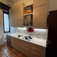 Cucina moderna completa di elettrodomestici