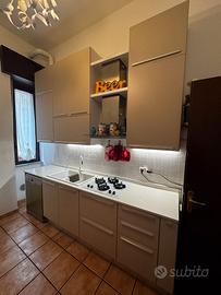 Cucina moderna completa di elettrodomestici