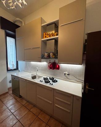 Cucina moderna completa di elettrodomestici