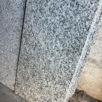 Piastrelle in granito grigio puntinato