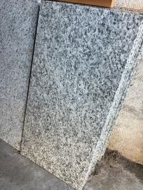 Piastrelle in granito grigio puntinato