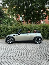 Mini Cooper cabrio Sidewalk
