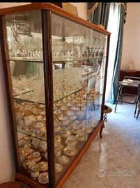 vetrina espositiva classica in legno e vetro