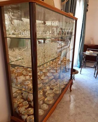 vetrina espositiva classica in legno e vetro