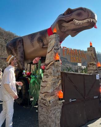 Carro allegorico Jurassic Park