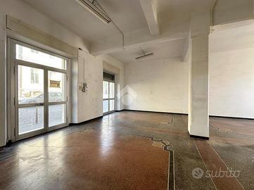 NEGOZIO A VADO LIGURE