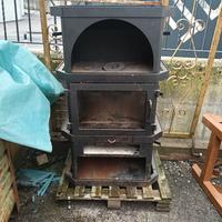 Stufa a legna verticale con tubi camino