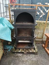 Stufa a legna verticale con tubi camino