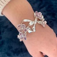 Braccialetto con nastro e ortensie.