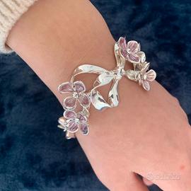 Braccialetto con nastro e ortensie.