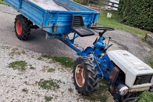 Trattore agricolo 