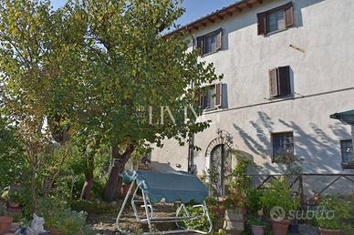 Rustico / Casale di 230 m² con più di 5 locali e b