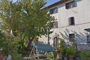 Rustico / Casale di 230 m² con più di 5 locali e b