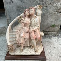 Statua decorativa coppia romantica in ceramica