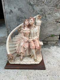 Statua decorativa coppia romantica in ceramica