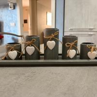 Portacandele in legno con vassoio e cuori bianchi