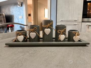 Portacandele in legno con vassoio e cuori bianchi