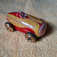 Auto da corsa in latta 