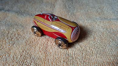 Auto da corsa in latta 