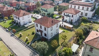 VILLA BIFAMILIARE CON GIARDINO