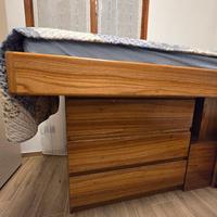 Letto singolo in appoggio su mobile cassettiera