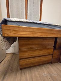 Letto singolo in appoggio su mobile cassettiera