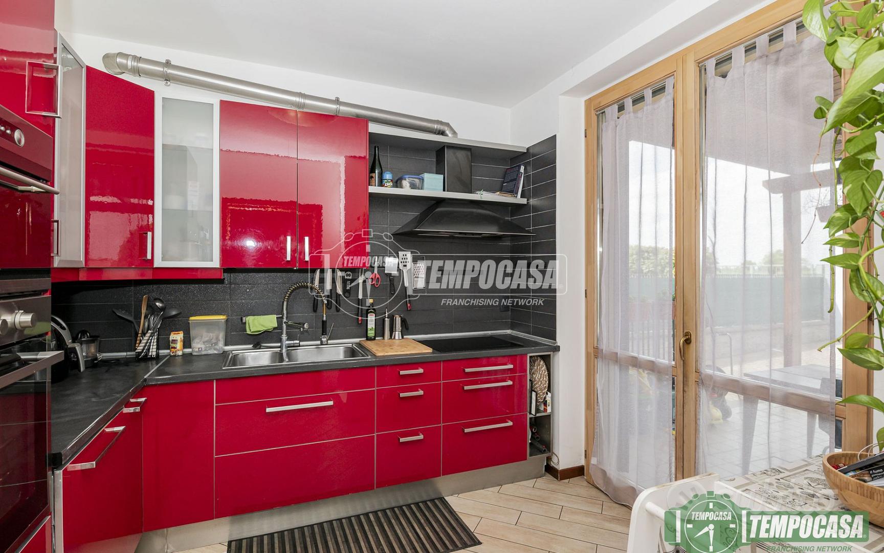 SPLENDIDA VILLA A SCHIERA CON GIARDINO E BOX DOPPI - Vista 2