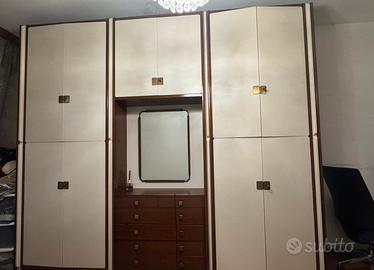 Armadio in legno di noce con chiusure in ottone