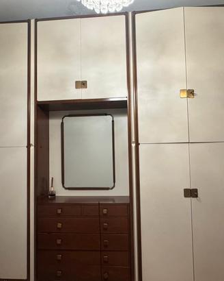 Armadio in legno di noce con chiusure in ottone