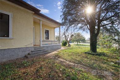 Villa indipendente con ampio giardino