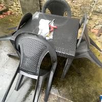 Tavolo da giardino e 4 sedie