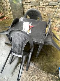 Tavolo da giardino e 4 sedie