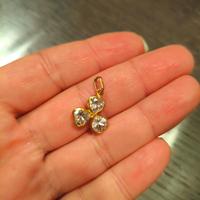 ciondolo in oro giallo 750 e zirconi trifoglio