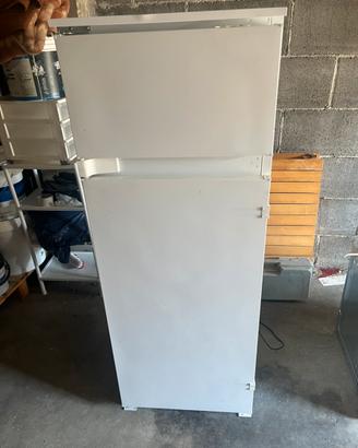 Frigorifero ad incasso Indesit