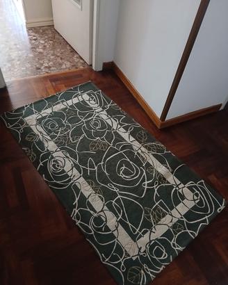 Tappeto verde con dettagli floreali bianchi