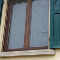 Finestre e portafinestra in legno color noce – com